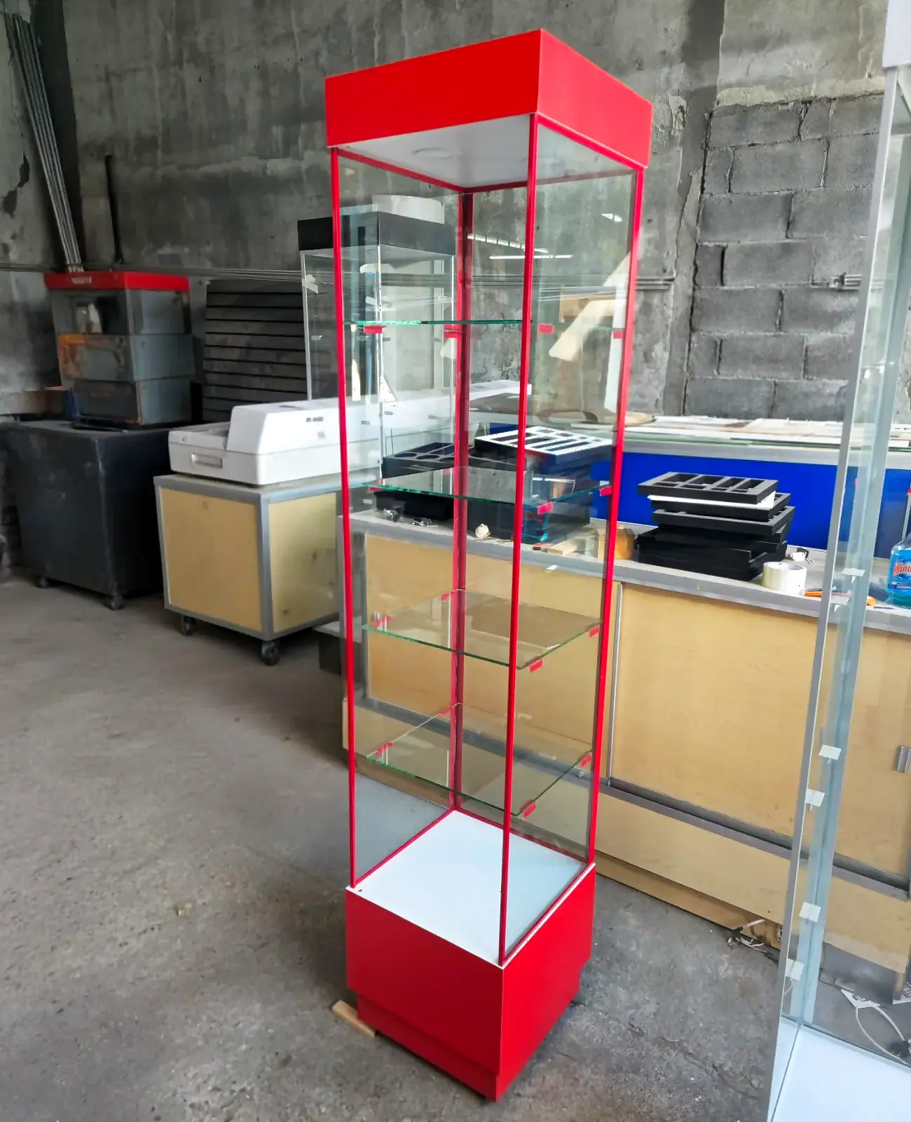 Vitrina tipo columna roja